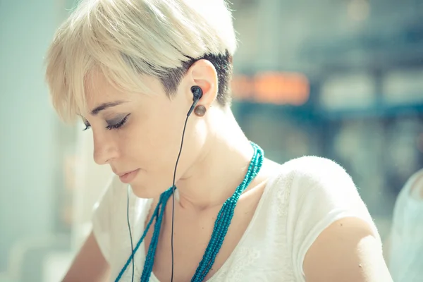 Cabello corto mujer hipster — Foto de Stock