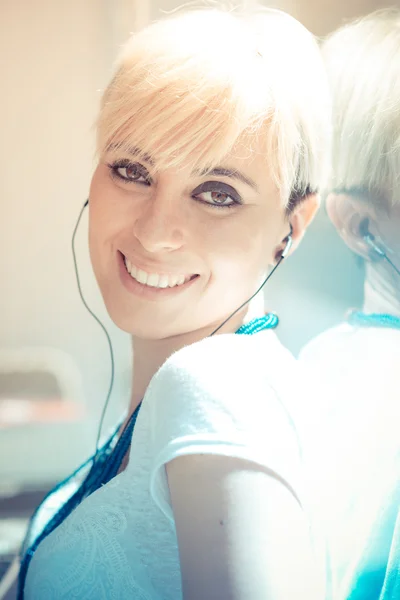 Cabello corto mujer hipster — Foto de Stock