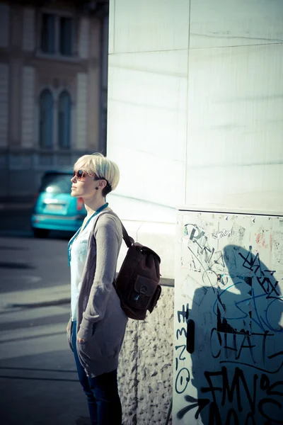 Schöne junge blonde kurze Haare Hipster Frau — Stockfoto