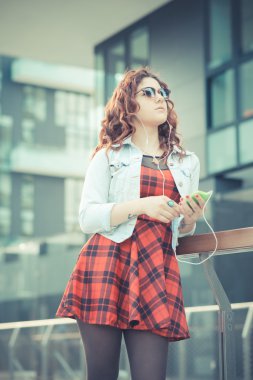 kıvırcık hipster kadın müzik dinleme