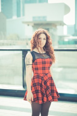 kıvırcık hipster kadın