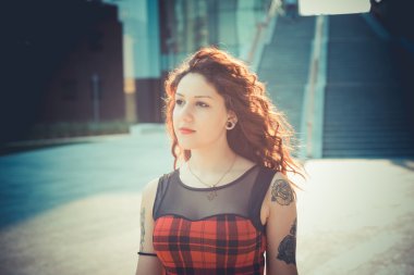 kıvırcık hipster kadın