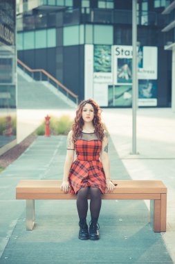 kıvırcık hipster kadın