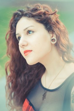 kıvırcık hipster kadın