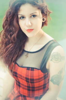 kıvırcık hipster kadın