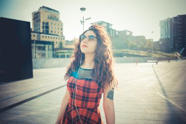 kıvırcık hipster kadın