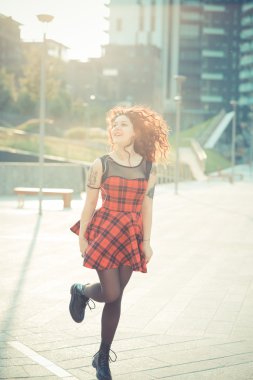 kıvırcık hipster kadın