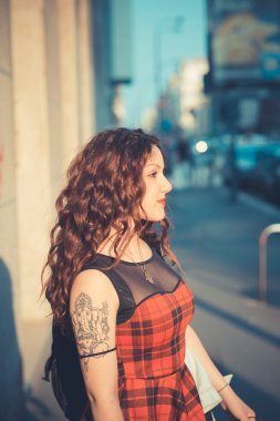 kıvırcık hipster kadın