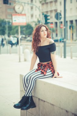 kıvırcık hipster kadın