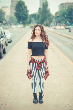 kıvırcık hipster kadın