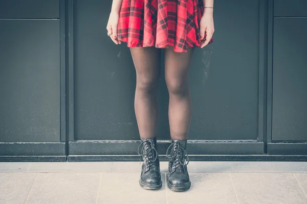 Jonge mooie hipster vrouw met rode krullend haar — Stockfoto