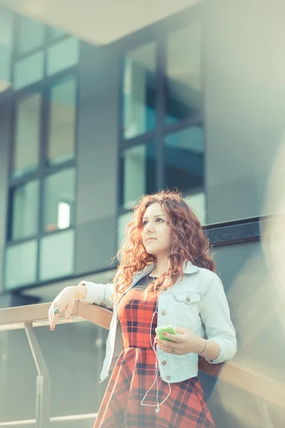 Mujer hipster rizado escuchar música — Foto de Stock