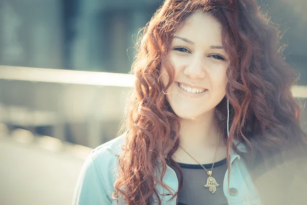 Lockige Hipster-Frau hört Musik — Stockfoto