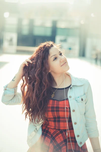 Gekrulde hipster vrouw — Stockfoto