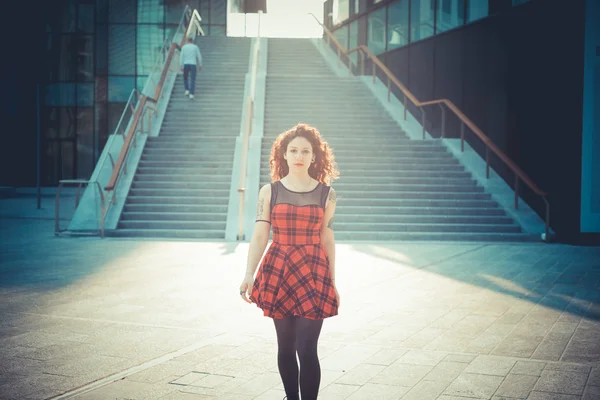 Gekrulde hipster vrouw — Stockfoto