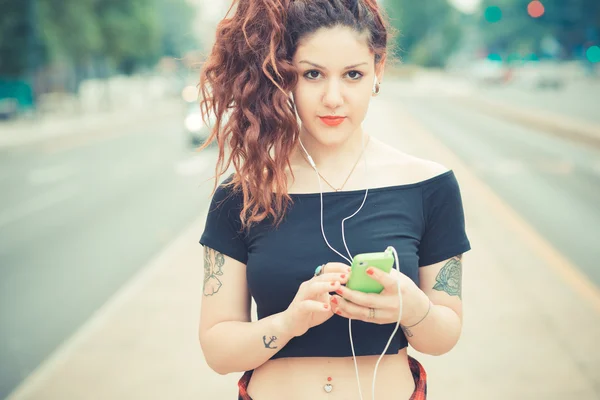 Curly hipster mulher ouvindo música — Fotografia de Stock