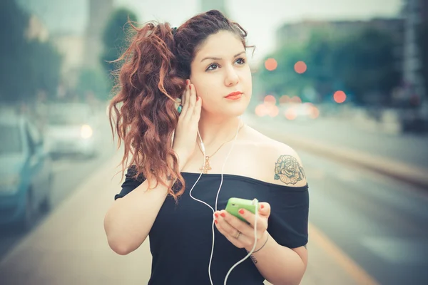 Lockige Hipster-Frau hört Musik — Stockfoto