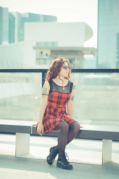 Frau mit roten lockigen Haaren — Stockfoto