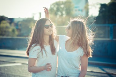 iki güzel genç kadın eğlence