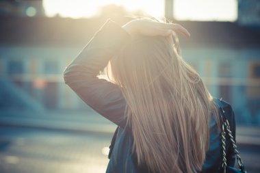 İki güzel genç kadın.