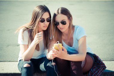 iki güzel genç kadın akıllı telefon kullanma