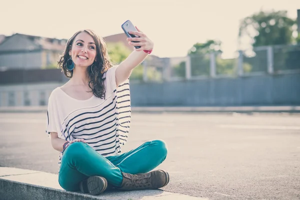 Selfie młoda kobieta piękna brunetka z inteligentny telefon — Zdjęcie stockowe
