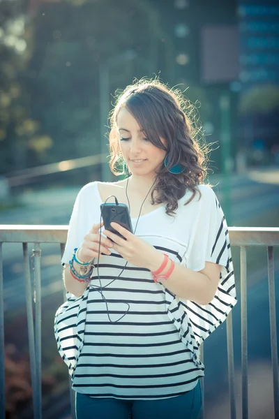 Ung vacker brunett kvinna med smart telefon — Stockfoto