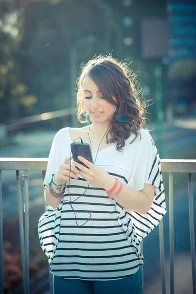 スマート フォンと若い美しいブルネットの女性 — ストック写真