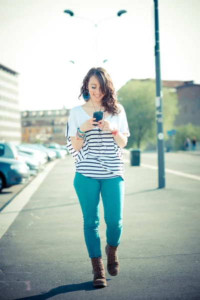 Junge schöne brünette Frau mit Smartphone — Stockfoto