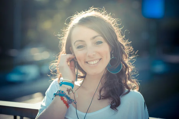 Όμορφη μελαχρινή κοπέλα με έξυπνο τηλέφωνο — Φωτογραφία Αρχείου