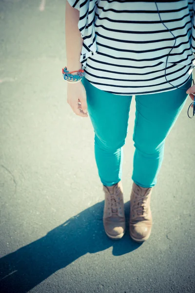 Primer plano de piernas mujer hipster —  Fotos de Stock