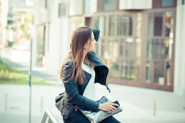 Jeune belle femme utilisant un téléphone intelligent — Photo