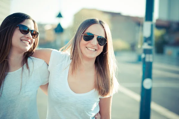 Zwei schöne junge Frauen, die Spaß haben — Stockfoto