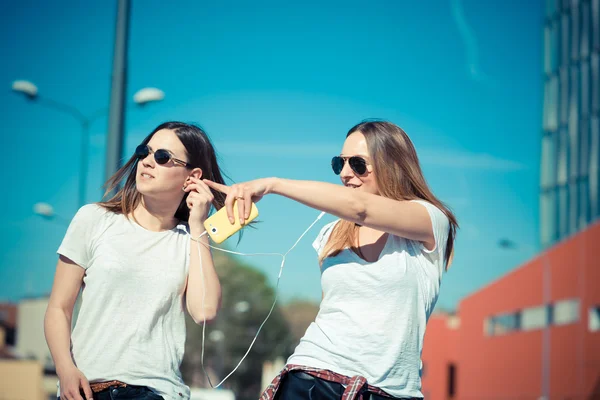 Twee mooie jonge vrouwen lopen — Stockfoto