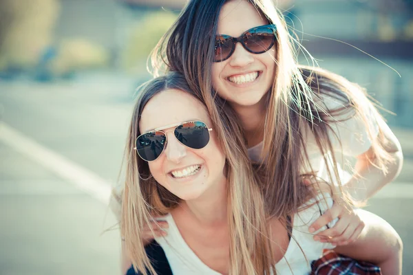 Two beautiful young women having fun — Stock Photo, Image