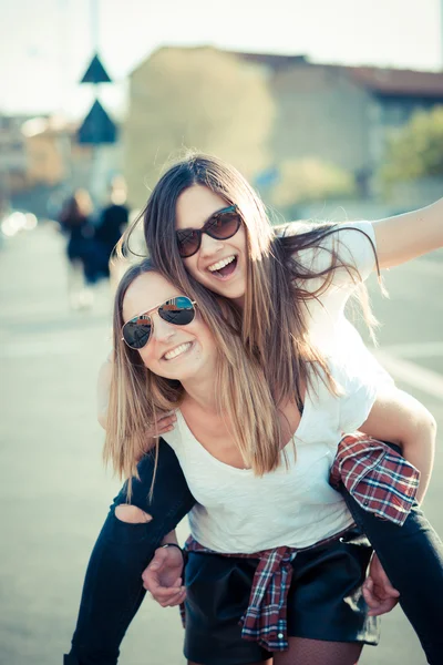 Twee mooie jonge vrouwen plezier — Stockfoto