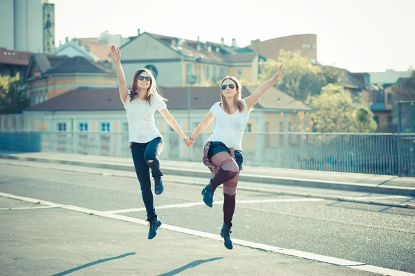 Две красивые молодые женщины прыгают и танцуют — стоковое фото