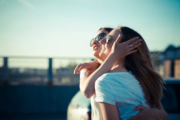 Duas belas mulheres jovens — Fotografia de Stock