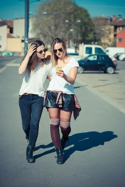 Zwei schöne junge Frauen — Stockfoto