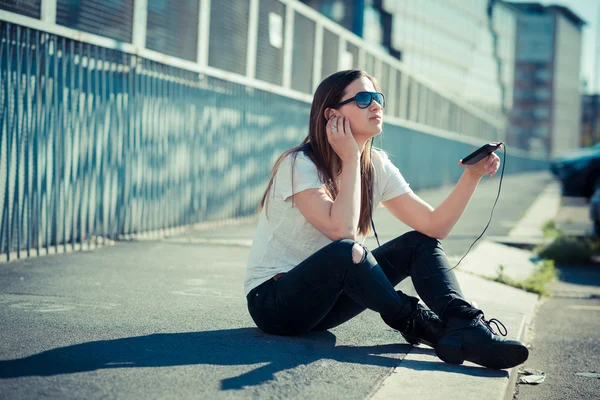 Joven hermosa mujer escuchando música — Foto de Stock