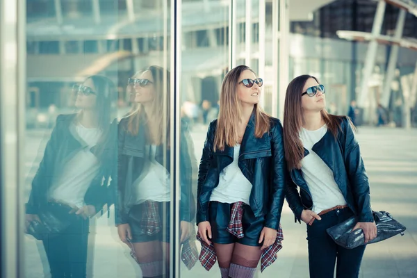 Zwei schöne junge Frauen beim Einkaufen — Stockfoto