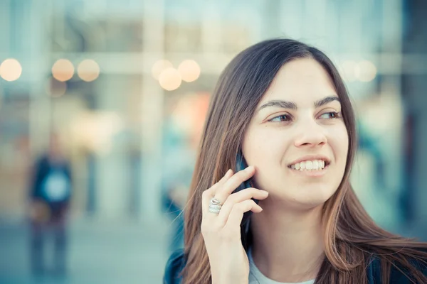 Joven hermosa mujer llamando — Foto de Stock