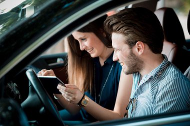 genç güzel bir çift aşık tablet kullanma