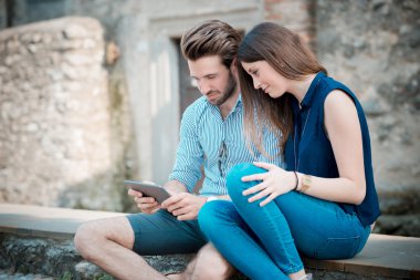 genç güzel bir çift aşık tablet kullanma 