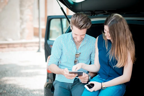 Unga vackra par älskare med hjälp av Tablet PC — Stockfoto