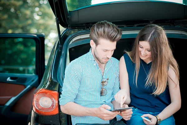 Jovens amantes do casal bonito usando tablet — Fotografia de Stock