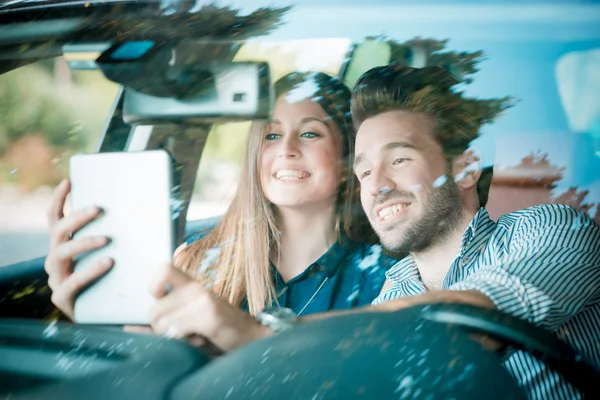 Cuplu iubitori folosind tabletă — Fotografie, imagine de stoc