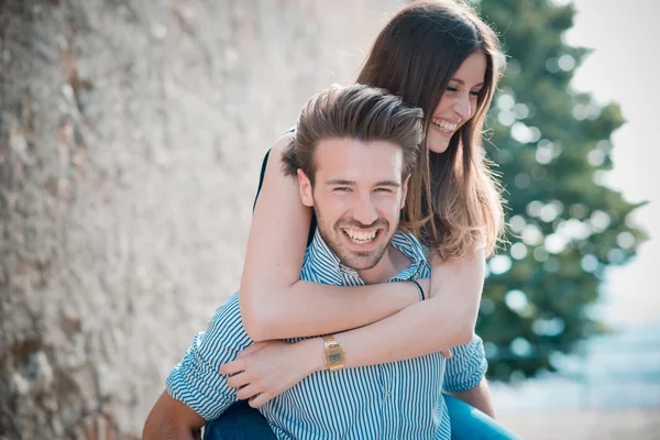 Jovens amantes casal bonito — Fotografia de Stock