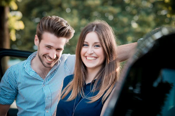 Jóvenes hermosa pareja amantes — Foto de Stock