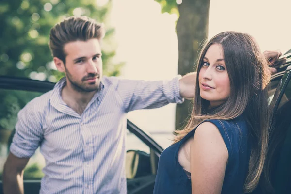 Jovens amantes casal bonito — Fotografia de Stock